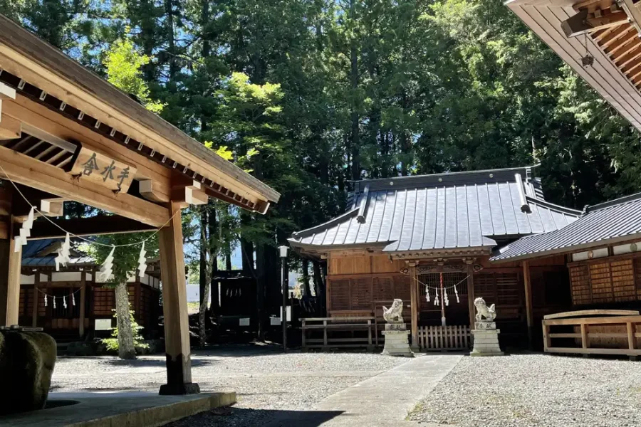 鳴沢村の八幡神社