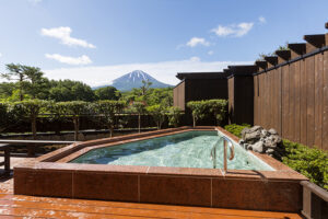 富士山の真正面に眺める露天風呂