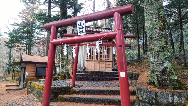 新屋山神社（山梨県富士吉田市）